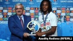 Renato Sanches SOCAR Gənc Oyunçu mükafatını alır. Solda SOCAR-ın rəhbəri Rövnəq Abdullayev