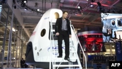 SpaceX layihəsi rəhbəri Elon Musk. Dragon V2 kosmik gəmisi.